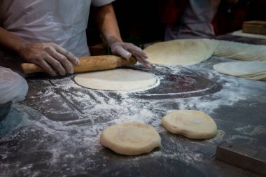 Fırında Blurry Baker 'ın Elleri Çökme Hamuru. Yumuşak odaklanma, sh