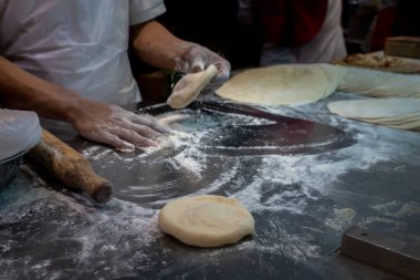 Fırında Blurry Baker 'ın Elleri Çökme Hamuru. Yumuşak odaklanma, sh