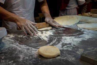 Fırında Blurry Baker 'ın Elleri Çökme Hamuru. Yumuşak odaklanma, sh