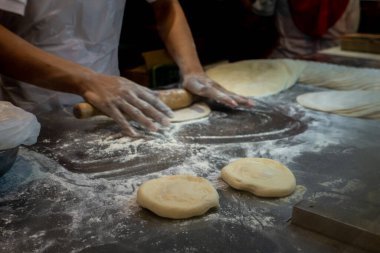 Fırında Blurry Baker 'ın Elleri Çökme Hamuru. Yumuşak odaklanma, sh