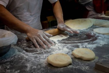 Fırında Blurry Baker 'ın Elleri Çökme Hamuru. Yumuşak odaklanma, sh