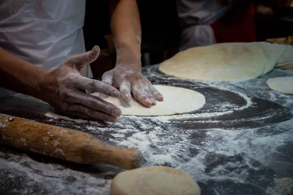 Fırında Blurry Baker 'ın Elleri Çökme Hamuru. Yumuşak odaklanma, sh