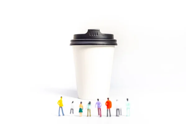 Miniature People et café à emporter tasse sur fond blanc. Café — Photo