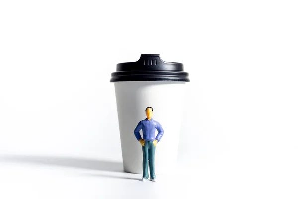 Miniature People et café à emporter tasse sur fond blanc. Café — Photo