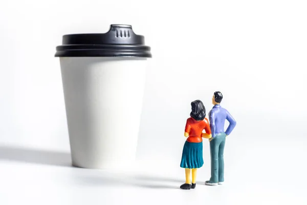 Miniature People et café à emporter tasse sur fond blanc. Café — Photo