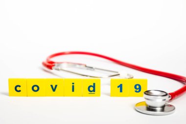 Covid-19 Coronavirus Konsepti - steteskop, hala Whit üzerinde nesne
