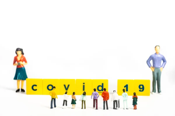 Covid-19 Concepto de Coronavirus - Figuras en miniatura, aún objetivas —  Fotos de Stock