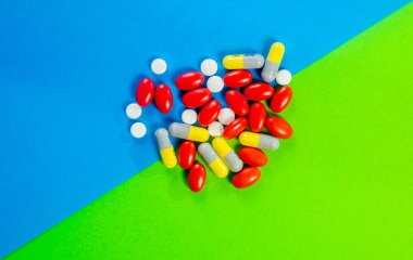 Haplar, yeşil ve mavi arka planda uyuşturucular. Sağlık sigortası kavramı