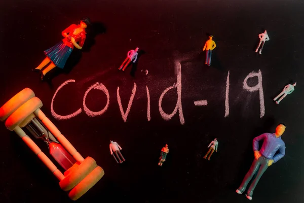 Covid-19 Coronavirus Concept - escritura en pizarra negra con cre —  Fotos de Stock