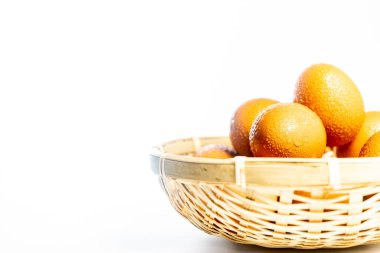 Çırpılmış sepetinde su buharı olan taze yumurtalar. Beyazda izole edilmiş. Sığ alan derinliği.