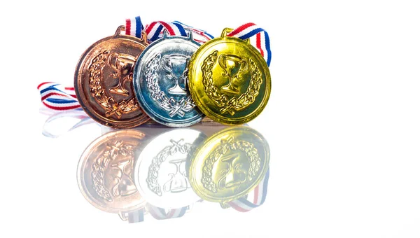 Медали Золотые Серебряные Бронзовые Изолированные Белому Отражено Мелкая Глубина Резкости — стоковое фото