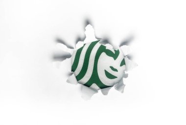 Kuala Lumpur, 2020 dolaylarında Starbucks logosu yırtılmış beyaz bir kağıdı delip geçiyor. Starbucks Corporation bir Amerikan kahve şirketi ve kahve zinciri..