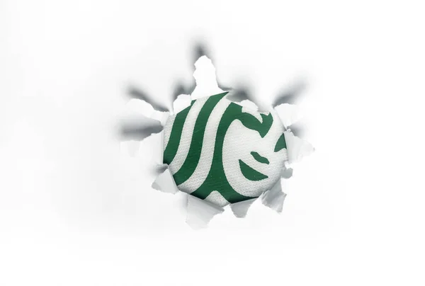 Kuala Lumpur Circa 2020 Starbucks Logotyp Genomborrar Ett Rivet Vitt — Stockfoto