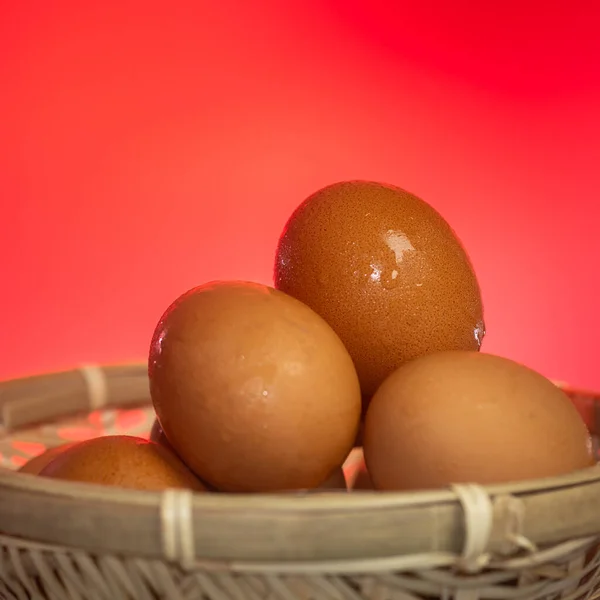 Uova Fresche Con Condensazione Acqua Cesto Rattan Isolato Sfondo Rosso — Foto Stock