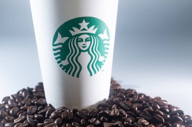 Kuala Lumpur, 2020 dolaylarında Starbucks kahve fincanı ve kahve çekirdeği koyu arka planda izole edilmiş. Starbucks Corporation bir Amerikan kahve şirketi ve kahve zinciri..
