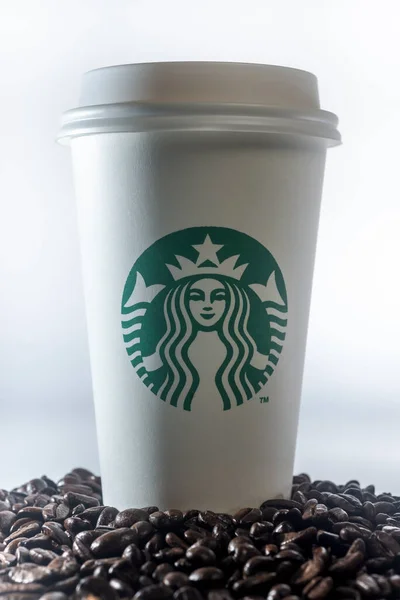 Kuala Lumpur Circa 2020 Starbucks Koffiekop Gehele Koffiebonen Geïsoleerd Witte — Stockfoto