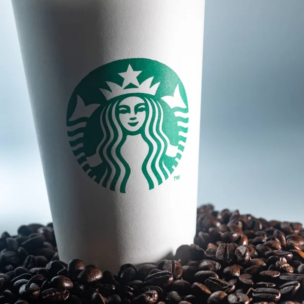 Kuala Lumpur Circa 2020 Starbucks Šálek Kávy Celá Kávová Zrna — Stock fotografie