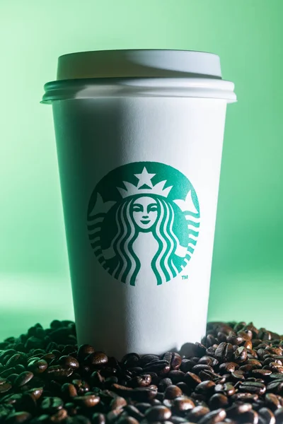 Kuala Lumpur Circa 2020 Starbucks Koffiekop Gehele Koffiebonen Geïsoleerd Groen — Stockfoto