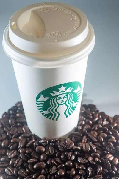 Kuala Lumpur Circa 2020 Starbucks Koffiekop Gehele Koffiebonen Geïsoleerd Donkere — Stockfoto