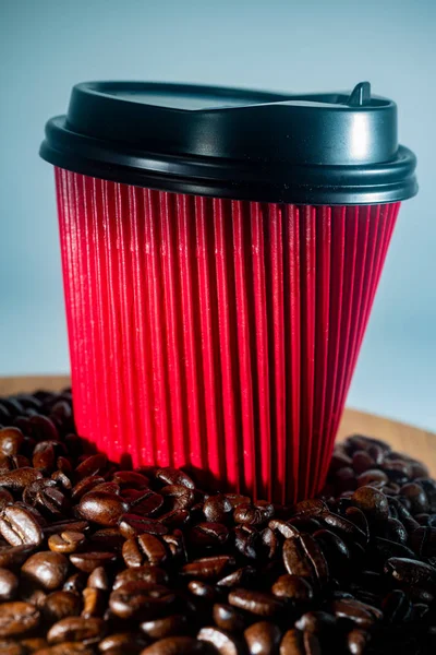 Café Para Llevar Taza Granos Café Sobre Fondo Oscuro — Foto de Stock