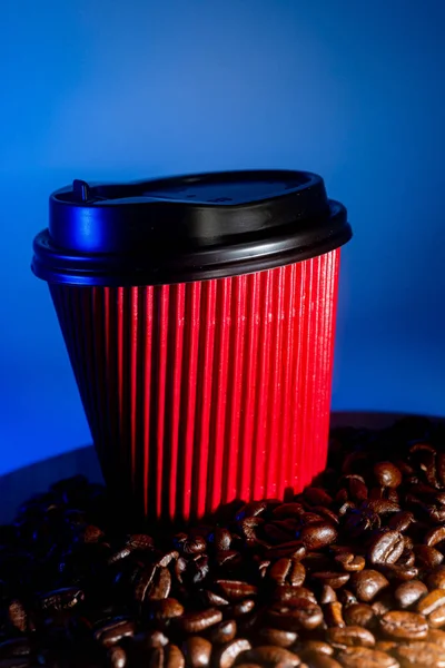 Kaffe Cup Och Kaffebönor Blå Bakgrund — Stockfoto