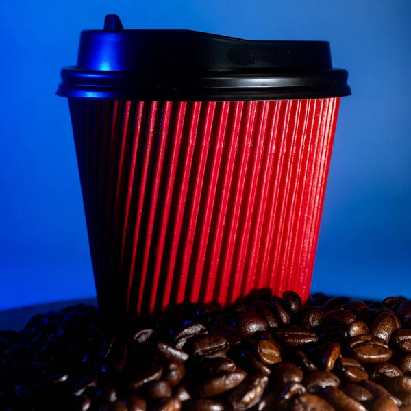 Kaffe Cup Och Kaffebönor Blå Bakgrund — Stockfoto