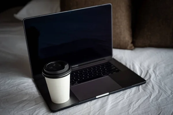 Coffee Cup Laptop Och Smartphone Sängen Arbetar Hemifrån Koncept Grön — Stockfoto