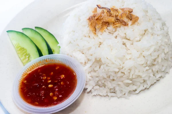 Asian Food White Rice Sambal Och Gurka Tallrik Isolerad Vitt — Stockfoto