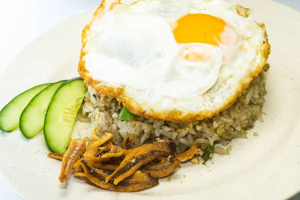 Comida Asiática Arroz Frito Com Anchovas Fritas Ovo Frito Ensolarado — Fotografia de Stock