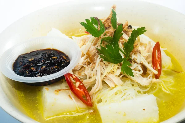インドネシア料理 ハラールソトーは 主にスープ 野菜で構成される伝統的なインドネシアのスープです — ストック写真