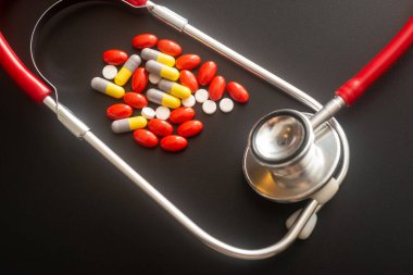 Haplar ve steteskop. Sağlık sigortası konsepti. Sığ alan derinliği