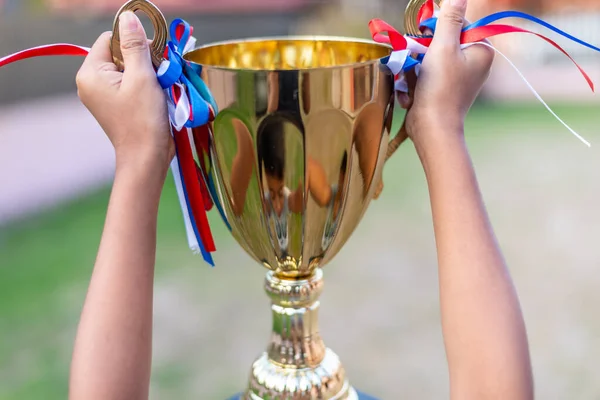 Ragazzo Con Trofeo Mano Vincitore — Foto Stock