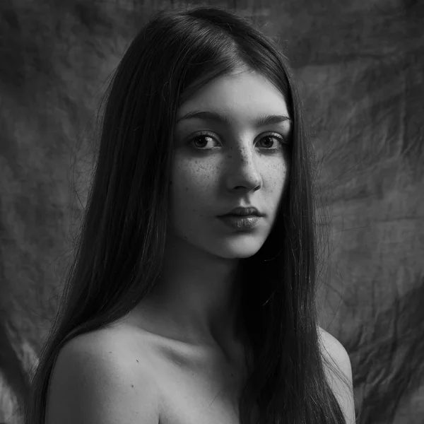 Dramatický černobílý portrét krásné osamělé dívky s pihami izolované na tmavém pozadí ve studiu záběr — Stock fotografie