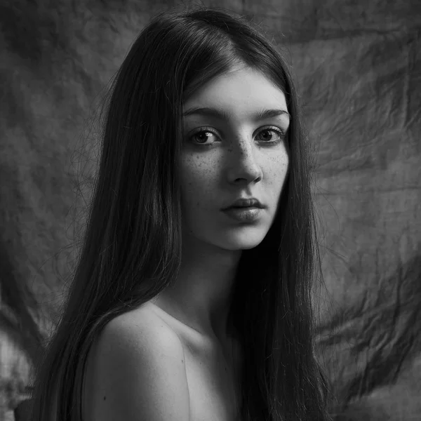 Film stüdyosunun karanlık arka planında yalnız ve güzel bir kızın dramatik siyah beyaz portresi. — Stok fotoğraf