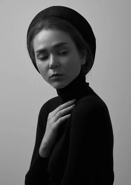 젊은 아름 다운 소녀 검은 터틀 넥과 스튜디오에는 흰색 바탕에 모자에 주 근 깨의 극적인 흑백 초상화 — 스톡 사진