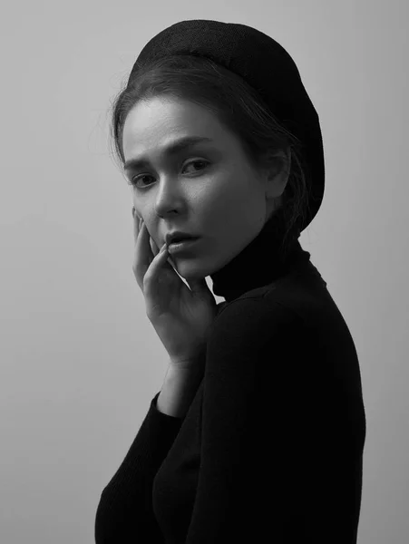 Dramatyczne czarno-biały portret młode piękne dziewczyny z piegami w czarny Golf i kapelusz na białym tle w studio — Zdjęcie stockowe