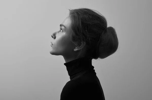 Dramático retrato preto e branco de jovem menina bonita com sardas em uma gola preta no fundo branco no estúdio — Fotografia de Stock