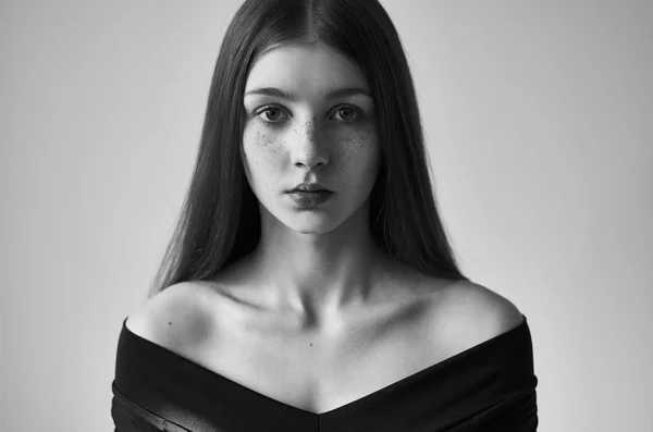 Retrato dramático en blanco y negro de una hermosa chica solitaria con pecas aisladas sobre un fondo blanco en una toma de estudio — Foto de Stock