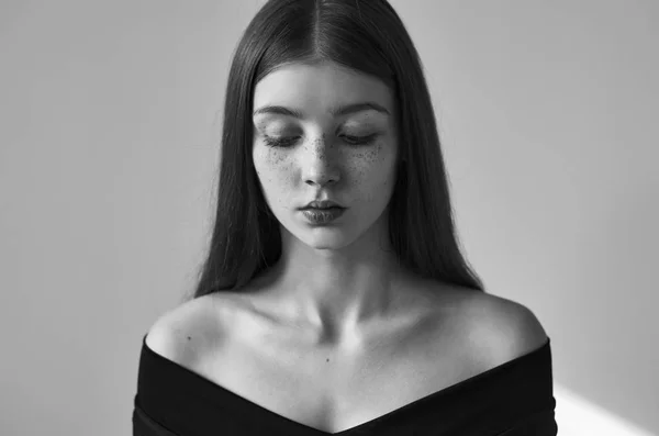 Beyaz bir arka planda studio çekimde izole çiller ile güzel bir yalnız kızın dramatik siyah beyaz portre — Stok fotoğraf