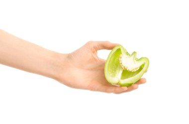 Sağlıklı beslenme ve diyet Konu: insan eli yarım yeşil biber stüdyoda beyaz bir arka plan üzerinde izole holding
