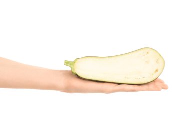 Sağlıklı beslenme ve diyet Konu: beyaz bir arka planda stüdyoda izole bir yarım patlıcan tutan eller