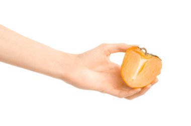 Sağlıklı beslenme ve diyet Konu: stüdyo beyaz arka plan üzerinde izole persimmons yarısı tutan eller
