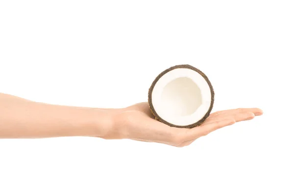Alimentação saudável e dieta Tópico: Mão humana segurando meio coco isolado em um fundo branco no estúdio — Fotografia de Stock