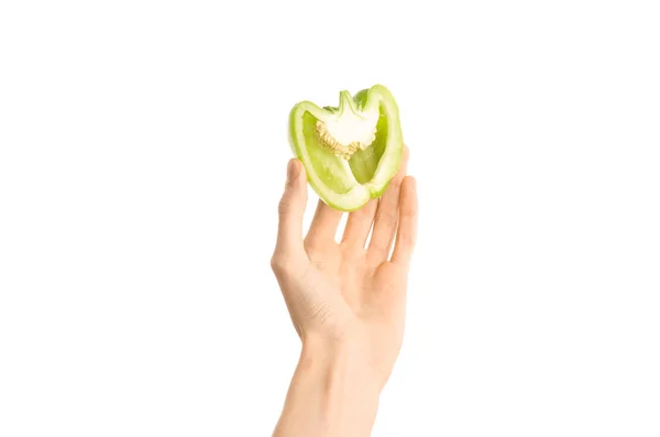 Alimentação saudável e dieta Tópico: Mão humana segurando meia pimenta verde isolada em um fundo branco no estúdio, visão em primeira pessoa — Fotografia de Stock