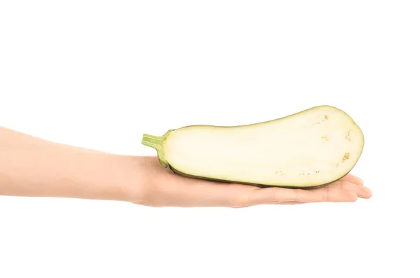 Υγιεινή διατροφή και τη δίαιτα θέμα: ανθρώπινο χέρι που κρατά μια μισή μελιτζάνα που απομονώνονται σε λευκό φόντο στο στούντιο — Φωτογραφία Αρχείου