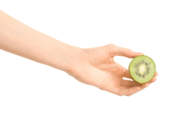 Alimentação saudável e dieta Tópico: Mão humana segurando um quivi meio isolado em um fundo branco no estúdio — Fotografia de Stock