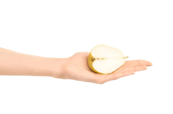 Az egészséges táplálkozás és a diéta téma: emberi kéz tartja fele körte elszigetelt fehér háttér a stúdióban — Stock Fotó