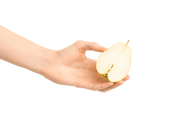 Alimentación saludable y dieta Tema: La mano humana sostiene la mitad de la pera aislada sobre un fondo blanco en el estudio —  Fotos de Stock