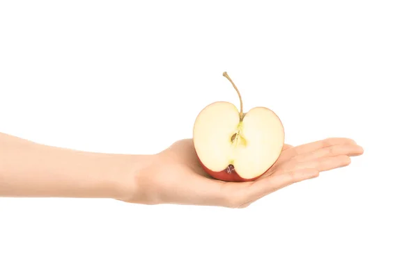 Note di alimentazione e dieta Tema: Mano umana che tiene una mezza mela rossa isolata su uno sfondo bianco nello studio — Foto Stock