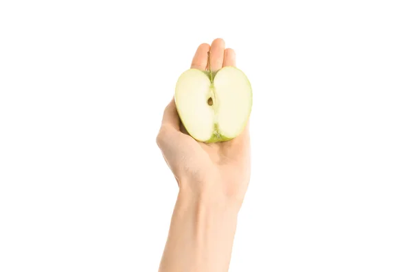 Note di alimentazione e dieta Tema: Mano umana con mezza mela verde isolata su sfondo bianco nello studio, vista in prima persona — Foto Stock
